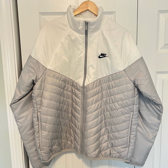 Nike Sportswear Windrunner
Therma-FIT Water-Resistant Puffer Jacket Price Drop! - Picture 2 of 5